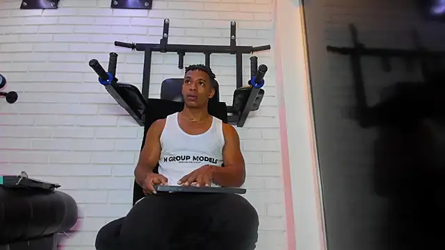 ItaloMoore online show from December 2, 2025, 11:45 am