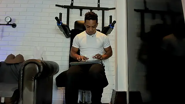 ItaloMoore online show from October 9, 2025, 11:22 am