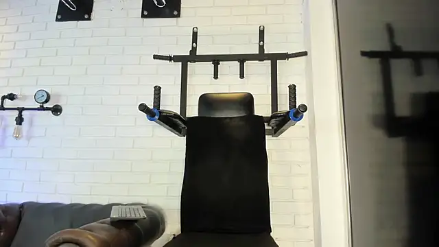 ItaloMoore online show from October 7, 2025, 11:33 am