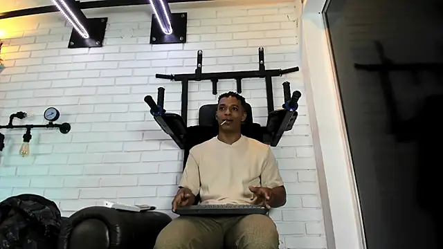 ItaloMoore online show from December 19, 2025, 11:23 am