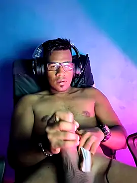 Snapshot of Clangel19 chatting on October 16, 2025, 11:13 pm Clangel19 online show from October 16, 2025, 11:13 pm