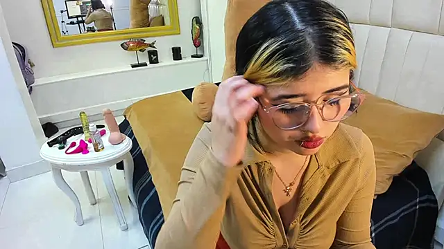 dafnelee online show from October 4, 2025, 2:57 am