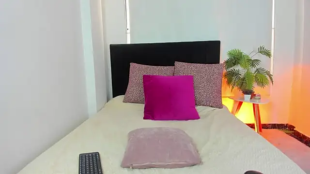 LunaVelvet777 online show from November 24, 2025, 3:23 pm