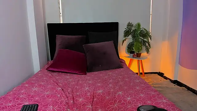 LunaVelvet777 online show from October 7, 2025, 3:35 pm