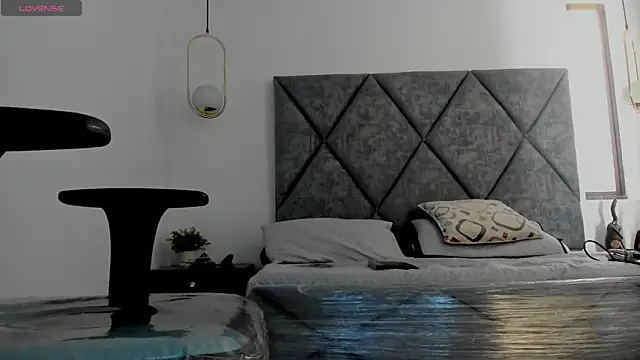 Lilith Zamara online show from December 19, 2025, 2:19 pm