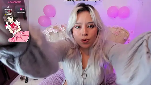 nataliehenao 69 online show from September 23, 2025, 3:35 am