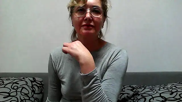 IrynaMolbertx online show from October 11, 2025, 8:10 pm