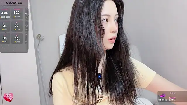Snapshot of Amy-i chatting on May 27, 2026, 1:29 pm Amy-i online show from May 27, 2026, 1:29 pm