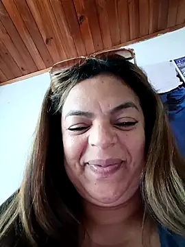 Mia-Glow online show from February 18, 2026, 1:40 pm