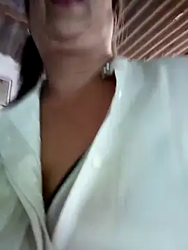 Mia-Glow online show from March 9, 2026, 6:44 pm