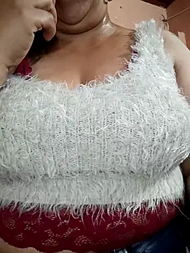 Mia-Glow online show from November 7, 2025, 1:04 pm