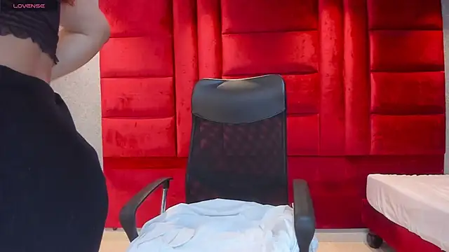 Snapshot of VictoriaFerro chatting on December 4, 2025, 2:27 pm VictoriaFerro online show from December 4, 2025, 2:27 pm