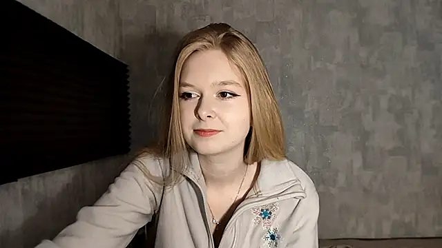 Snapshot of LiaVibes chatting on December 2, 2025, 7:10 am LiaVibes online show from December 2, 2025, 7:10 am