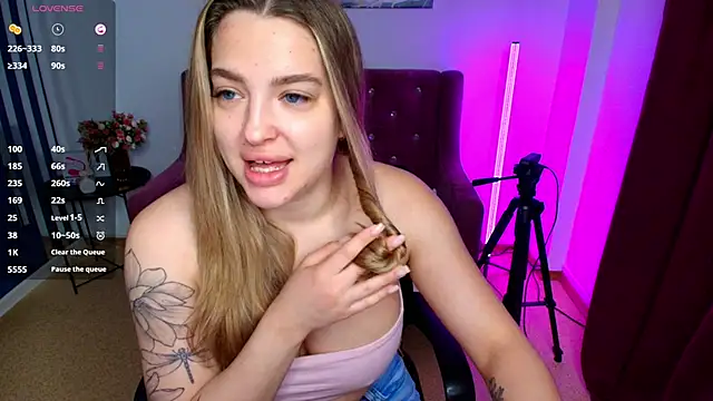 Snapshot of Emma__Ross chatting on June 13, 2026, 1:14 am Emma Ross online show from June 13, 2026, 1:14 am