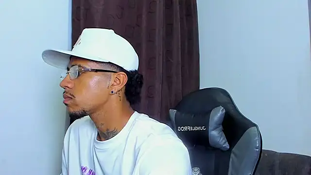 Snapshot of violet_and_myers chatting on March 18, 2026, 11:05 pm violet and myers online show from March 18, 2026, 11:05 pm