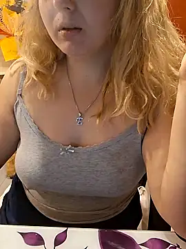 Snapshot of qSensi chatting on November 21, 2025, 12:31 am qSensi online show from November 21, 2025, 12:31 am