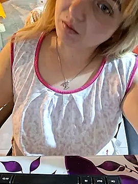 Snapshot of qSensi chatting on November 21, 2025, 11:26 pm qSensi online show from November 21, 2025, 11:26 pm