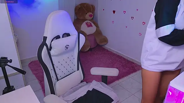 BrunetteAdams001 online show from February 24, 2026, 3:51 am