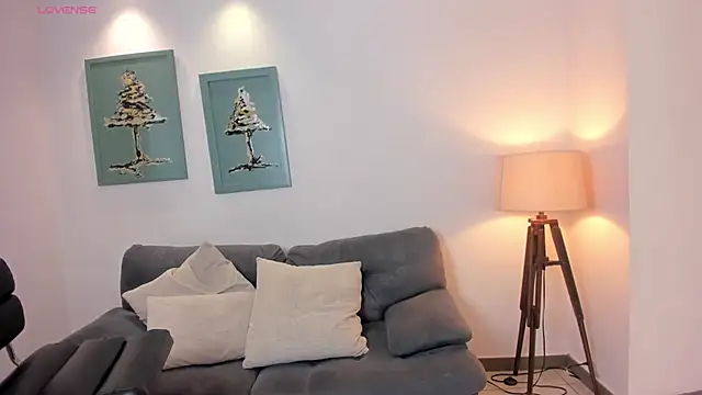 VeronicaBlue online show from October 31, 2025, 9:39 am