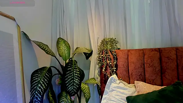 Snapshot of Ashley_Monroe chatting on November 4, 2025, 12:42 pm Ashley Monroe online show from November 4, 2025, 12:42 pm