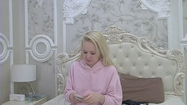 Snapshot of EllieFrosty_ chatting on June 6, 2026, 6:24 pm EllieFrosty online show from June 6, 2026, 6:24 pm