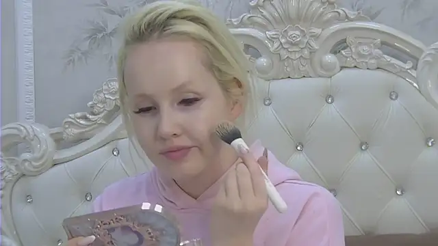 Snapshot of EllieFrosty_ chatting on June 10, 2026, 4:30 pm EllieFrosty online show from June 10, 2026, 4:30 pm