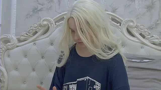 Snapshot of EllieFrosty_ chatting on August 1, 2026, 9:24 pm EllieFrosty online show from August 1, 2026, 9:24 pm