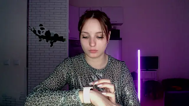 Snapshot of Leonaalove chatting on April 2, 2026, 5:30 pm Leonaalove online show from April 2, 2026, 5:30 pm