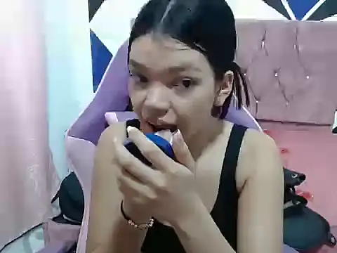 Snapshot of shy_luna18 chatting on October 17, 2025, 1:13 pm shy luna18 online show from October 17, 2025, 1:13 pm