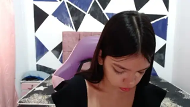 Snapshot of shy_luna18 chatting on December 4, 2025, 12:37 pm shy luna18 online show from December 4, 2025, 12:37 pm