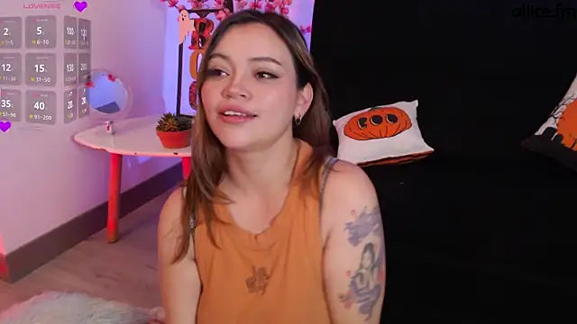 Snapshot of aliiceFM chatting on October 17, 2025, 3:54 am aliiceFM online show from October 17, 2025, 3:54 am