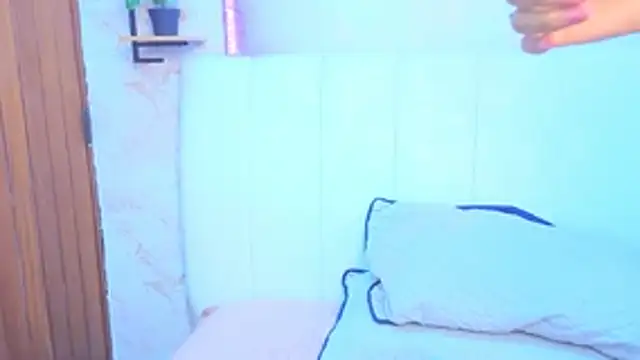 Snapshot of VioletxBloom chatting on November 5, 2025, 8:12 pm VioletxBloom online show from November 5, 2025, 8:12 pm