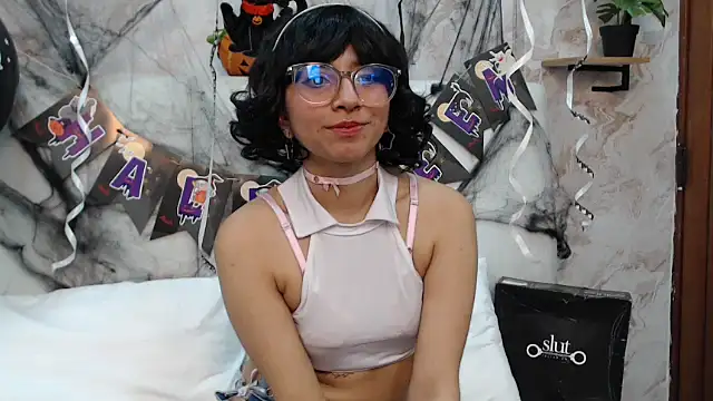 Snapshot of VioletxBloom chatting on October 19, 2025, 9:06 pm VioletxBloom online show from October 19, 2025, 9:06 pm