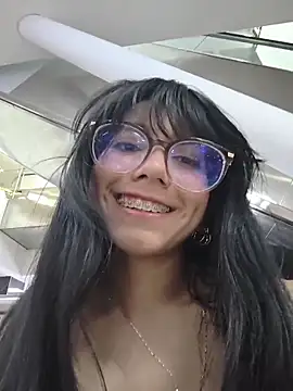 Snapshot of VioletxBloom chatting on February 18, 2026, 9:33 pm VioletxBloom online show from February 18, 2026, 9:33 pm