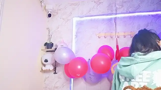 Snapshot of VioletxBloom chatting on February 17, 2026, 3:42 pm VioletxBloom online show from February 17, 2026, 3:42 pm