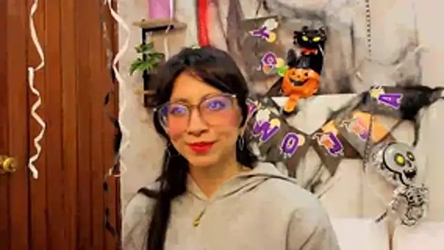 Snapshot of VioletxBloom chatting on October 22, 2025, 8:41 pm VioletxBloom online show from October 22, 2025, 8:41 pm