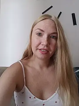 Snapshot of KisaVixen chatting on July 17, 2026, 9:28 am KisaVixen online show from July 17, 2026, 9:28 am