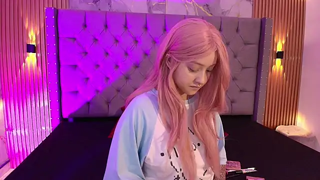 Suxan White  online show from November 17, 2025, 11:58 am