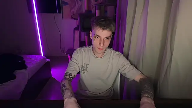 Snapshot of davesinner chatting on April 4, 2026, 9:32 pm davesinner online show from April 4, 2026, 9:32 pm