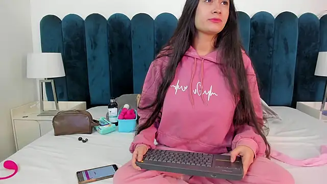 EmilyHanks  online show from January 12, 2026, 10:58 pm