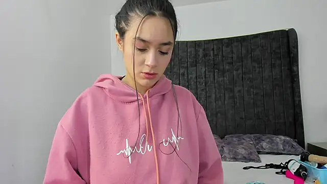 EmilyHanks  online show from April 25, 2026, 1:36 pm