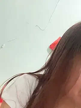 qinejr37 online show from October 25, 2025, 12:32 am