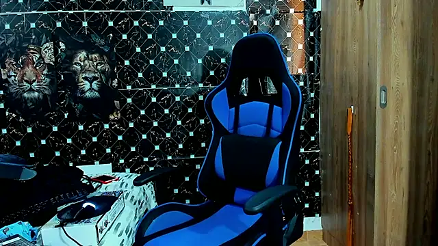 javiersexymann online show from May 6, 2026, 9:52 pm