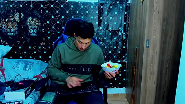 javiersexymann online show from December 17, 2025, 12:26 am