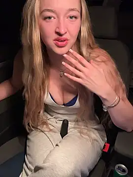 Snapshot of emilypeperoni chatting on April 19, 2026, 9:17 pm emilypeperoni online show from April 19, 2026, 9:17 pm