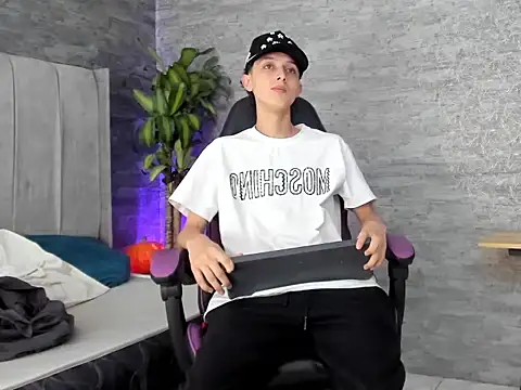 ArthurCox online show from November 4, 2025, 5:39 pm