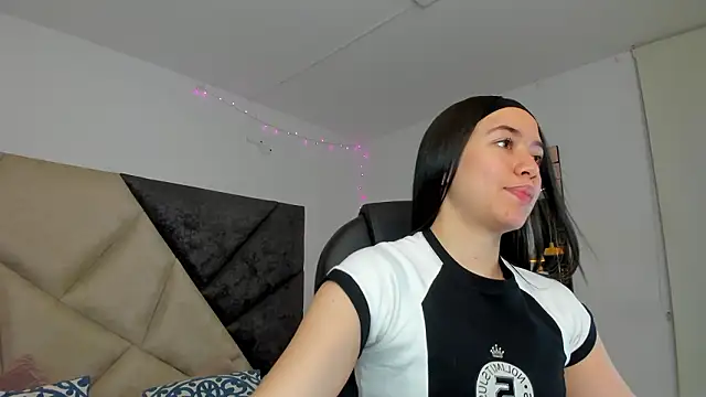 Snapshot of SaraWagner_ chatting on March 2, 2026, 12:33 am SaraWagner online show from March 2, 2026, 12:33 am