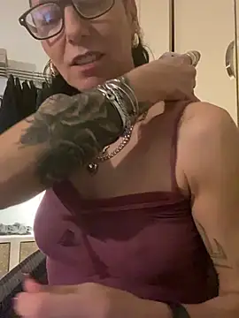 eddivad6974 online show from February 4, 2026, 7:58 am