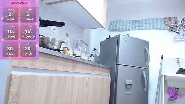 AllysonStonne online show from October 25, 2025, 10:43 pm