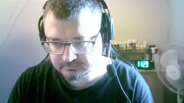 Snapshot of SirAbuser chatting on March 12, 2026, 8:29 am SirAbuser online show from March 12, 2026, 8:29 am